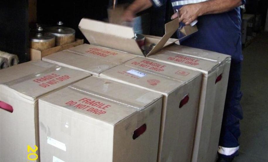 Carreta sendo carregada no barracão do DNIT