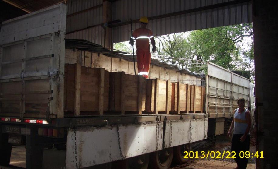 Carreta saindo do barracão do DNIT