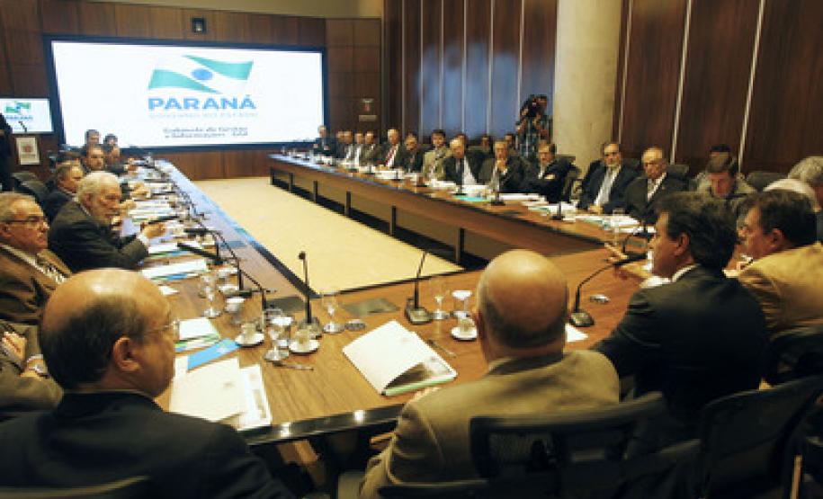 Governador Beto Richa participa da reunião do Fórum Permanente de Desenvolvimento, que reúne as principais entidades de representação do setor produtivo do Estado. Curitiba, 16/04/2013Foto: Orlando Kissner/ANPr