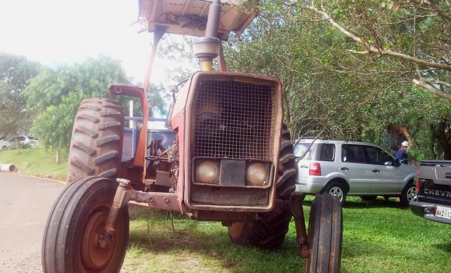 Trator 1 Trator antes da reforma, em mal estado.