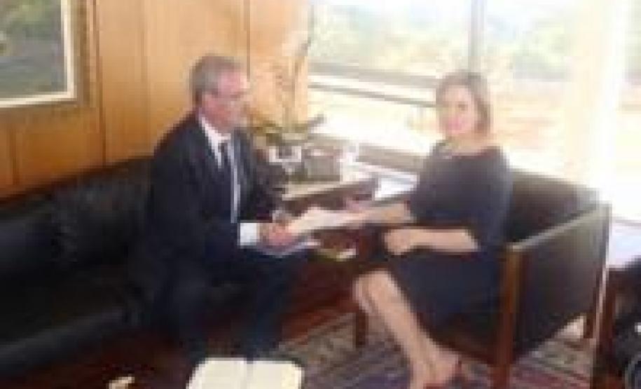 MS cobra pede rapidez em projetos de ferrovia a Gleisi Hoffmann MS cobra pede rapidez em projetos de ferrovia a Gleisi Hoffmann