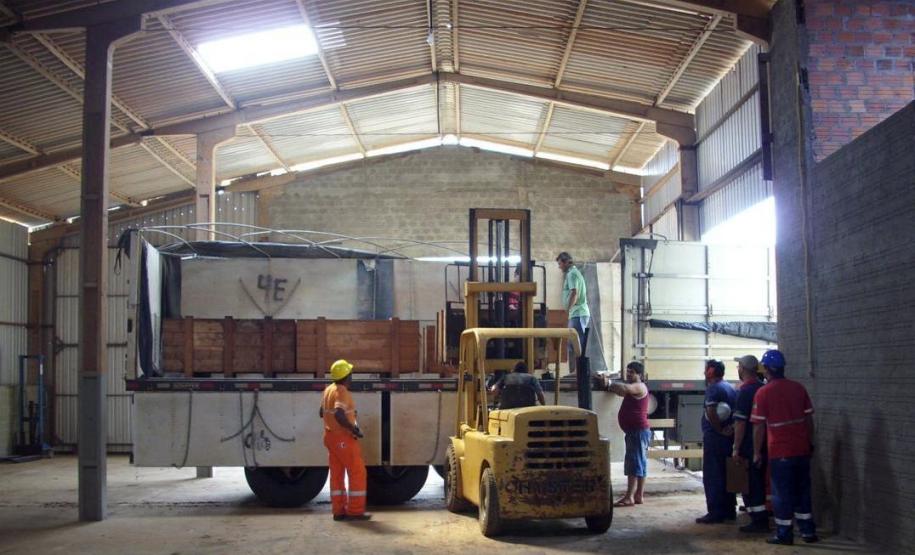 Carreta sendo descarregada