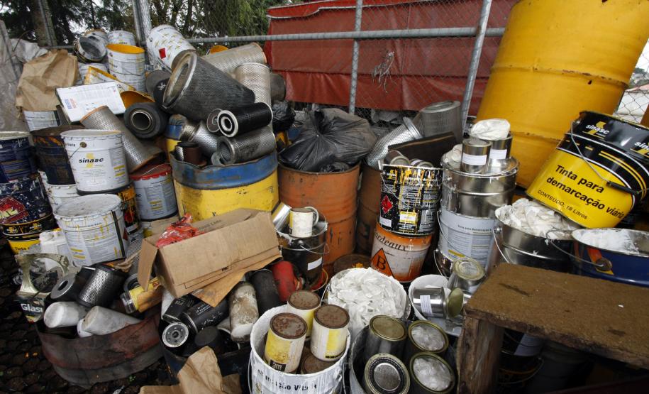 Meio ambiente - Recicláveis ? Lixo reciclável ? Comissão discute a ampliação do Projeto de Recicláveis do Departamento de Estradas de Rodagem. Na foto, lixo reciclável ? Curitiba 25/06/13 ? Foto Jorge Woll ? SEIL/DER