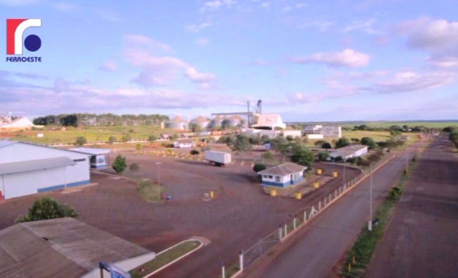Vista aérea do terminal de cargas da Ferroeste em Cascavel
