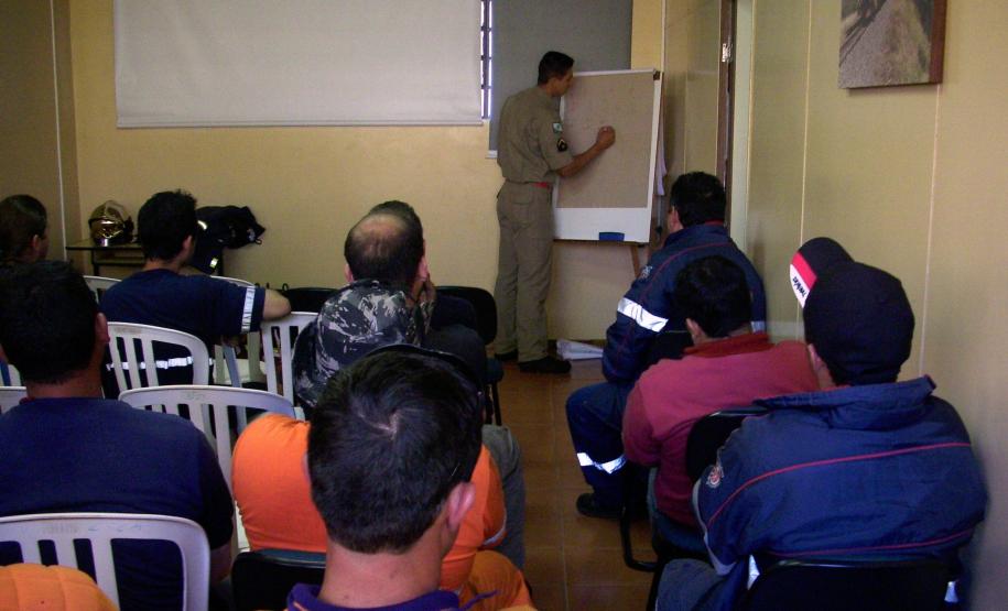 Bombeiros treinam pessoal da Ferroeste em Guarapuava