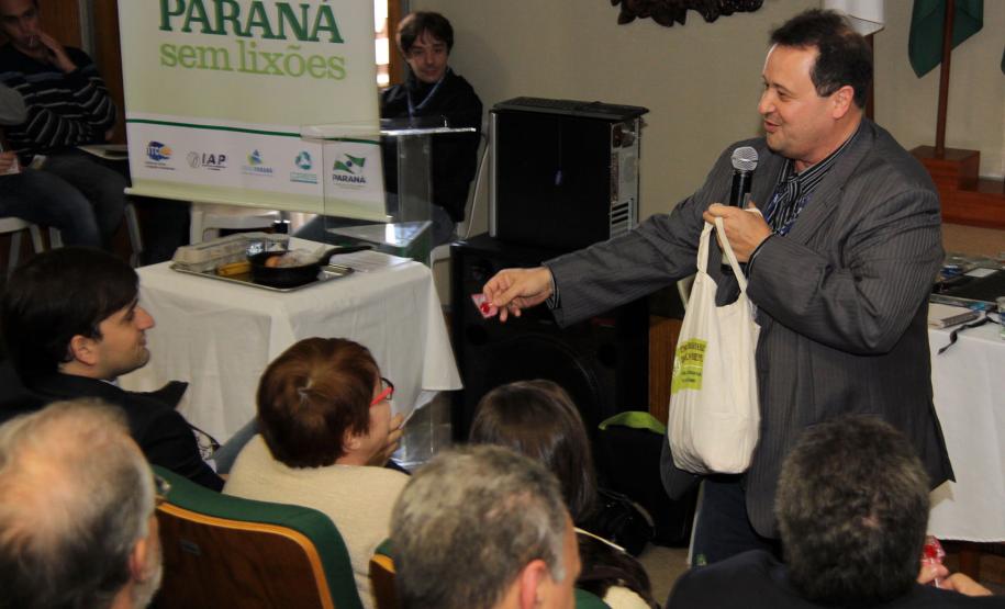 Reciclar ? Projeto ? Projeto Educar ? lançamento do Programa da Secretaria de Infra estrutura e Logística e Departamento de Estradas de Rodagem, DER, para educar e reciclar. Na foto o palestrante Laerty Dudas. Foto Jorge Woll ? SEIL/DER.