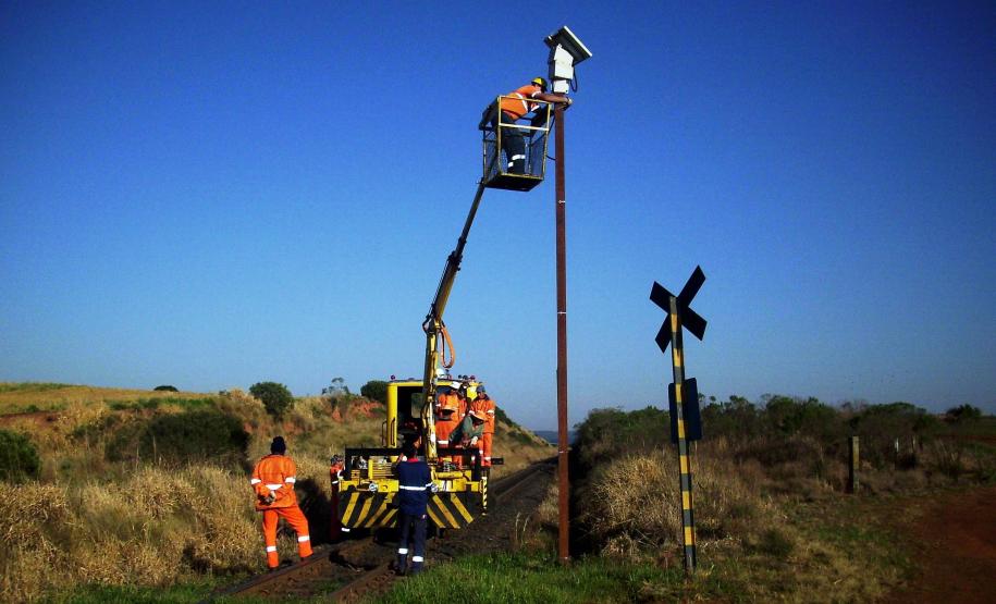 Ferroeste investe em segurança e instala detectores de descarrilamento na via férrea Ferroeste investe em segurança
e instala detectores de
descarrilamento na via férrea