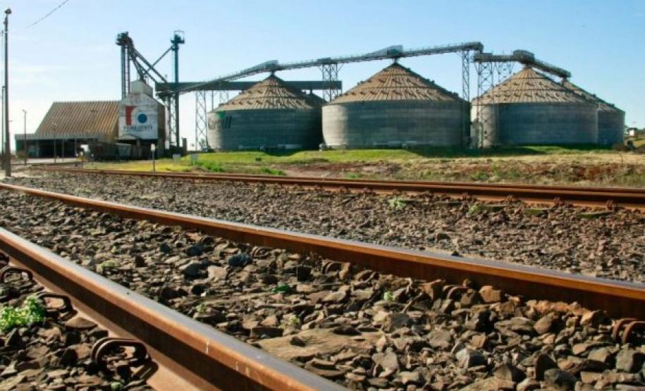 Linha de trem da Ferroeste ilustra reprodução de editorial do Estadão que menciona necessidade de expansão da ferrovia.