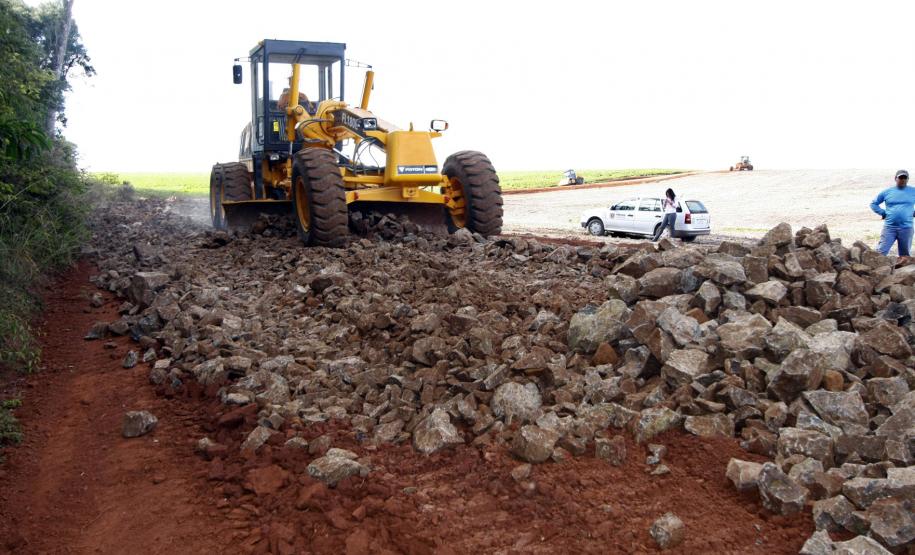 Governo investe R$ 2,5 bilhões em infraestrutura para escoar safra recorde.Na foto, obras de melhoramento das estradas rurais intermunicipais com as Patrulhas Rurais em Bom Sucesso do Sul.Foto: Jorge Woll/DER