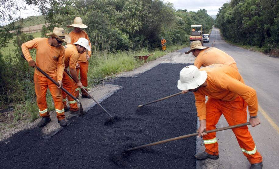 obras de recuperação da PR 449, trecho entre Palmas e a localidade de São Pedro. Foto Jorge Woll ? SEIL/DER