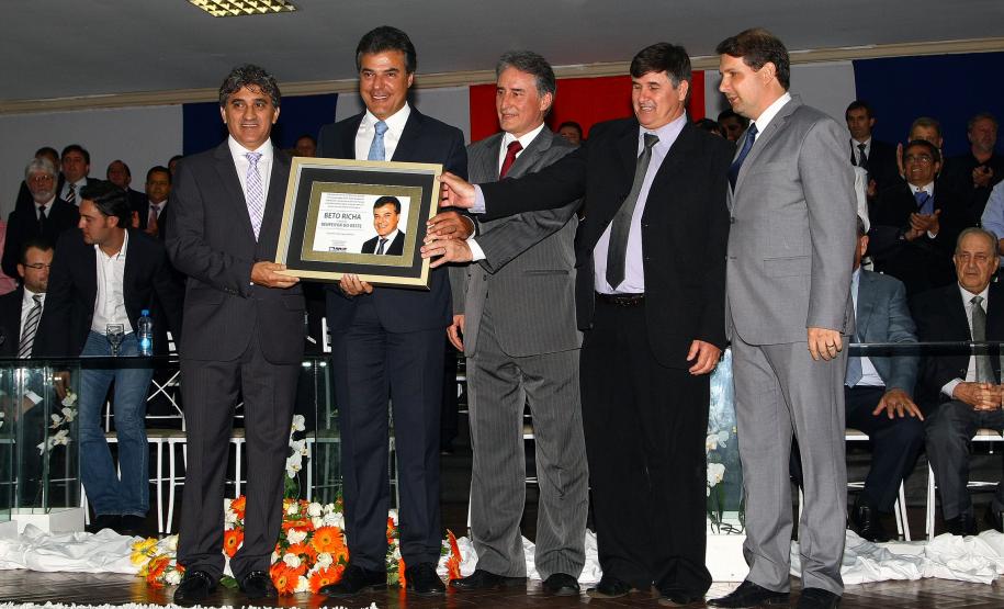 Governo municipalista rende homenagem a Beto Richa
