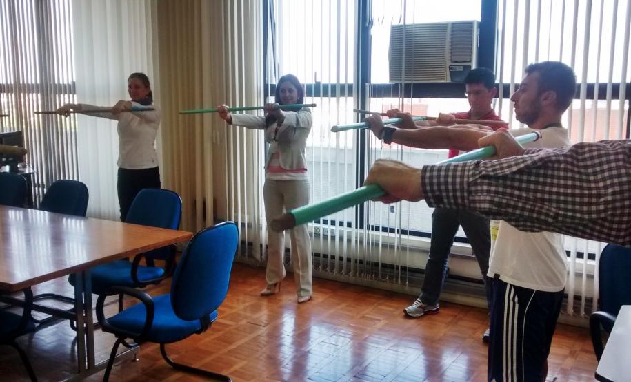 Ginástica laboral Funcionários aderem à ginástica laboral na unidade da Ferroeste em Curitiba