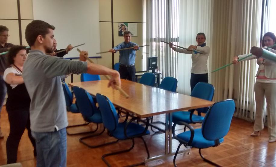 Ginástica laboral Funcionários aderem à ginástica laboral na unidade da Ferroeste em Curitiba