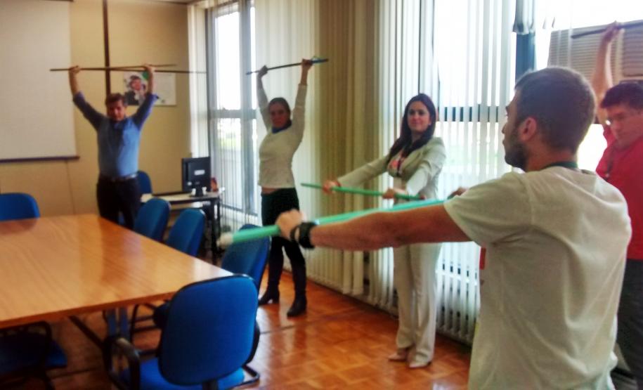 Ginástica laboral Funcionários aderem à ginástica laboral na unidade da Ferroeste em Curitiba