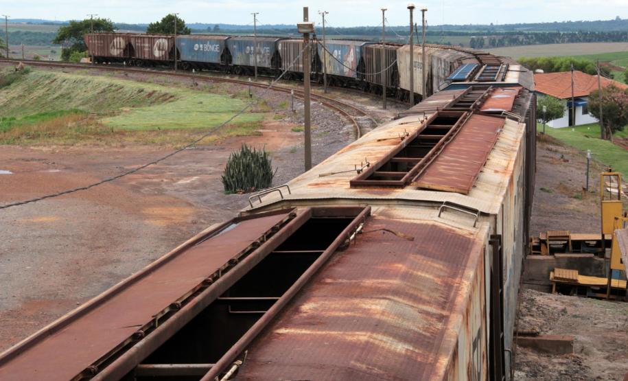 PR investe R$ 4,6 bi em infraestrutura em quatro anos PR investe R$ 4,6 bi em infraestrutura em quatro anos