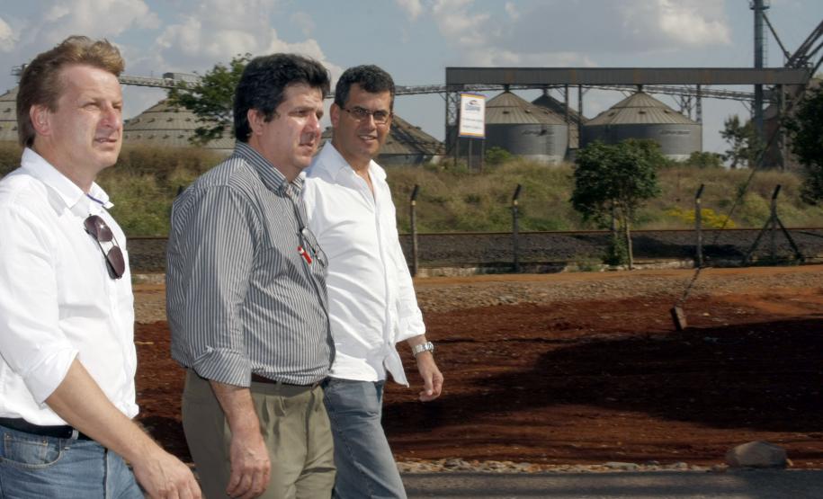 Paraguaios Presidente da Codapar, Silvestre Tino Staniszewski; coordenador de grupo de investidores paraguaio, empresário Raul Valdez; e presidente da Ferroeste, Maurício Querino Theodoro, visitam obras no pátio da ferrovia, em Cascavel.