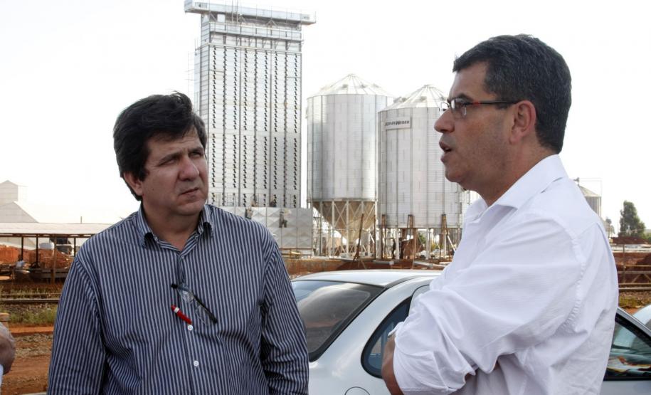 Paraguaios2 Coordenador de grupo de investidores paraguaio, Raul Valdez, e o presidente da Ferroeste, Maurício Querino Theodoro, com as obras em segundo plano.