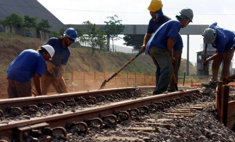 Presidente da Ferroeste, Maur?cio Querino Theodoro e o Diretor de Log?stica e Comercio Exterior do Paraguai, Raul Valdez e Jair Pedro Vendruscolo visitam as obras de constru?o do silo de armazenagem constru?do pelo Paraguai na Ferroeste. Foto Jorge Woll. SEIL/DER/FERROESTE.