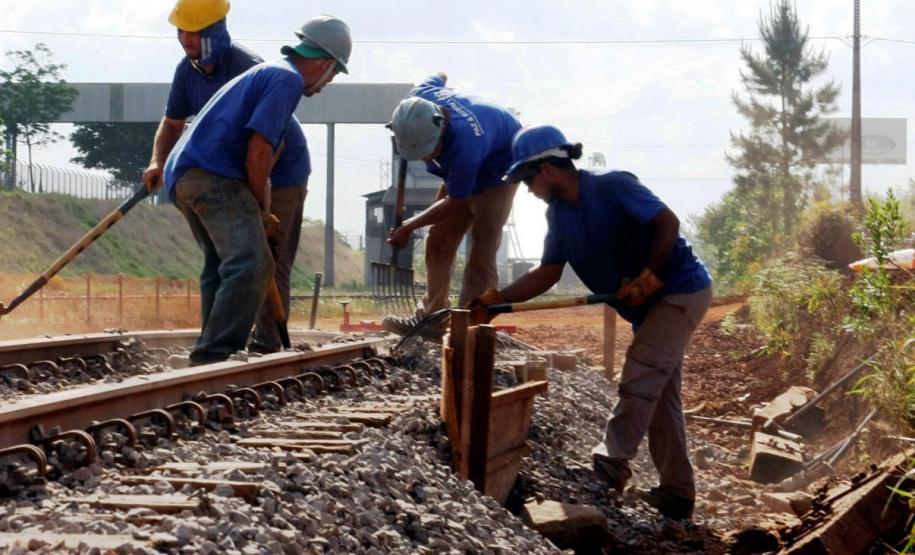 Presidente da Ferroeste, Maur?cio Querino Theodoro e o Diretor de Log?stica e Comercio Exterior do Paraguai, Raul Valdez e Jair Pedro Vendruscolo visitam as obras de constru?o do silo de armazenagem constru?do pelo Paraguai na Ferroeste. Foto Jorge Woll. SEIL/DER/FERROESTE.
