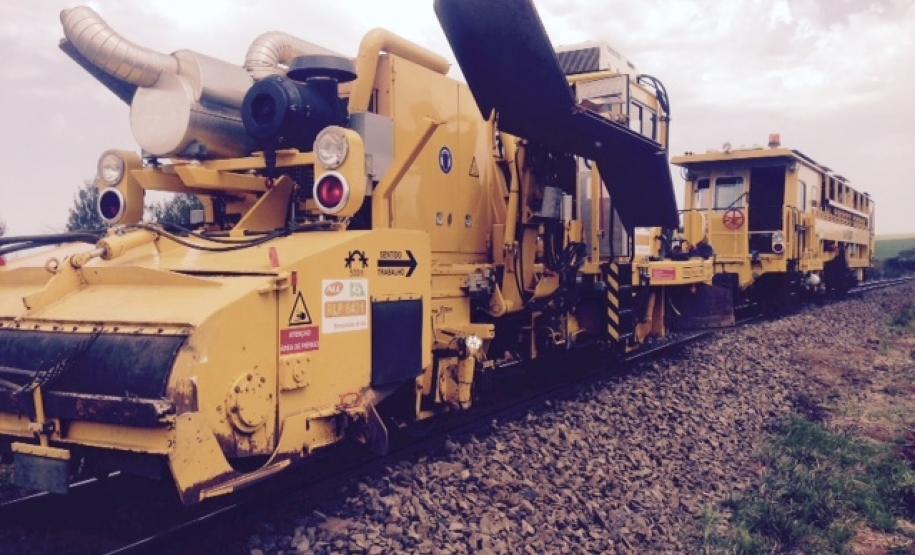 Ferroeste faz serviço de socaria e nivelamento mecanizado dos trilhos pela primeira vez após a construção