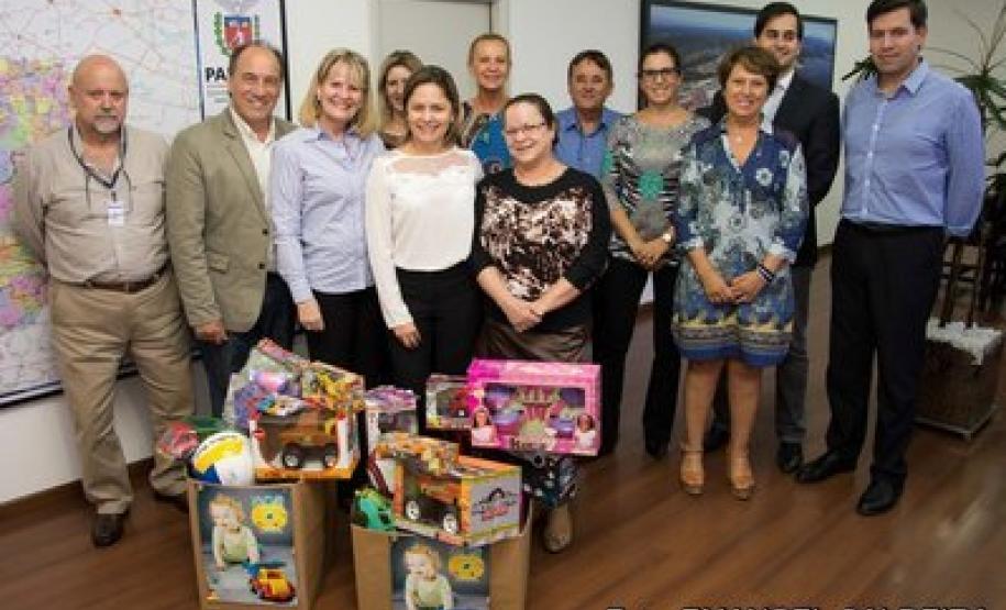 Presidente da Ferroeste (segundo, a partir da direita) participou da cerimônia de entrega.