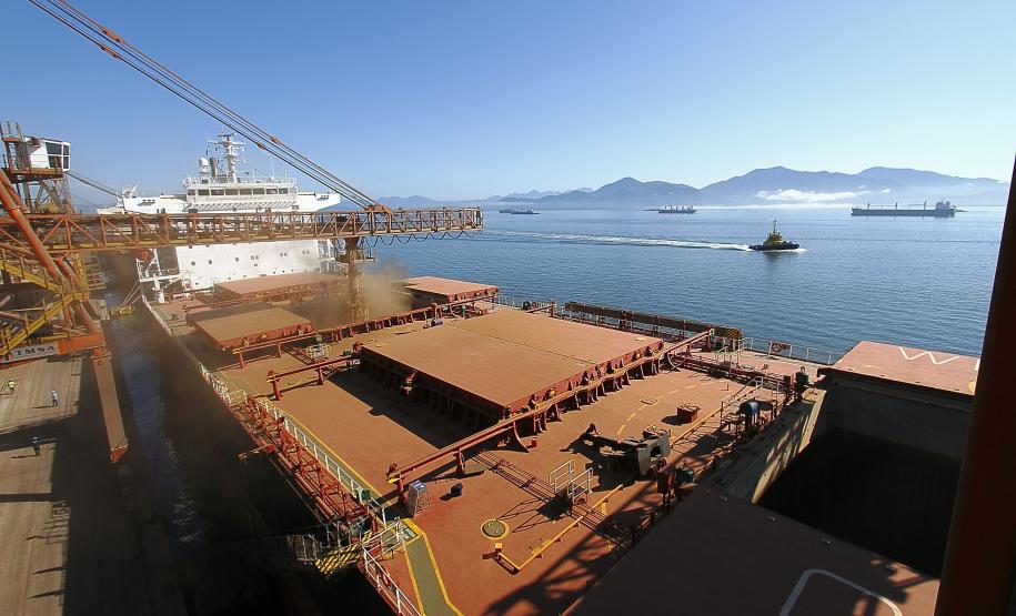 A movimentação de granéis sólidos pelo Corredor de Exportação do Porto de Paranaguá atingiu recorde histórico em junho.Paranaguá, 22/06/2015.Foto: André Kasczeszen/APPA