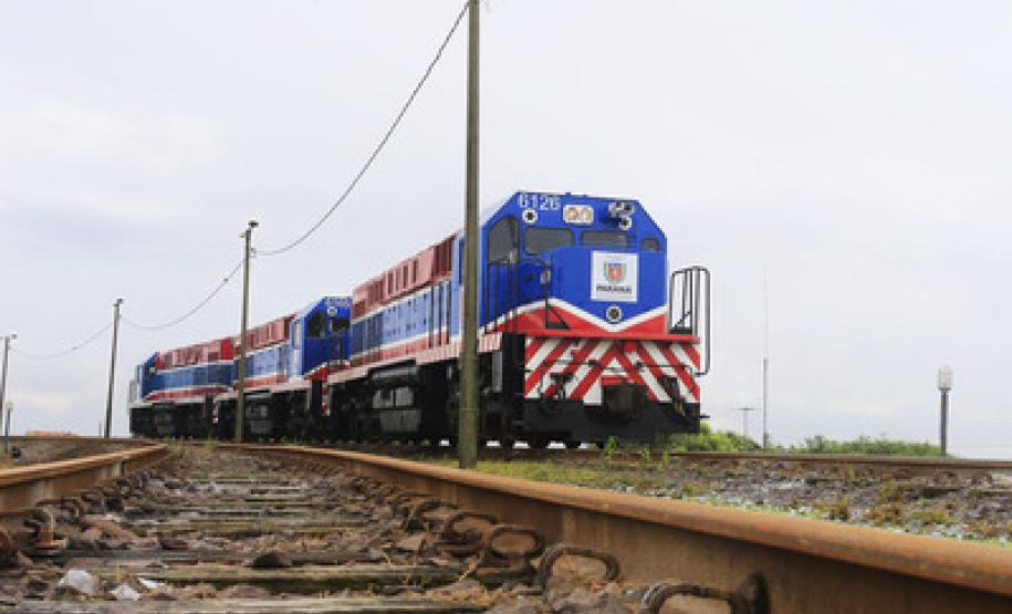 BETO RICHA ENTREGA NOVAS LOCOMOTIVAS E VAGÕES DA FERROESTE. O Governador Beto Richa entrega em Cascavel, oeste do Paraná,  cinco novas locomotivas e 400 vagões que a Ferroeste comprou em 2015 e que reforçarão o escoamento da atual safra de verão