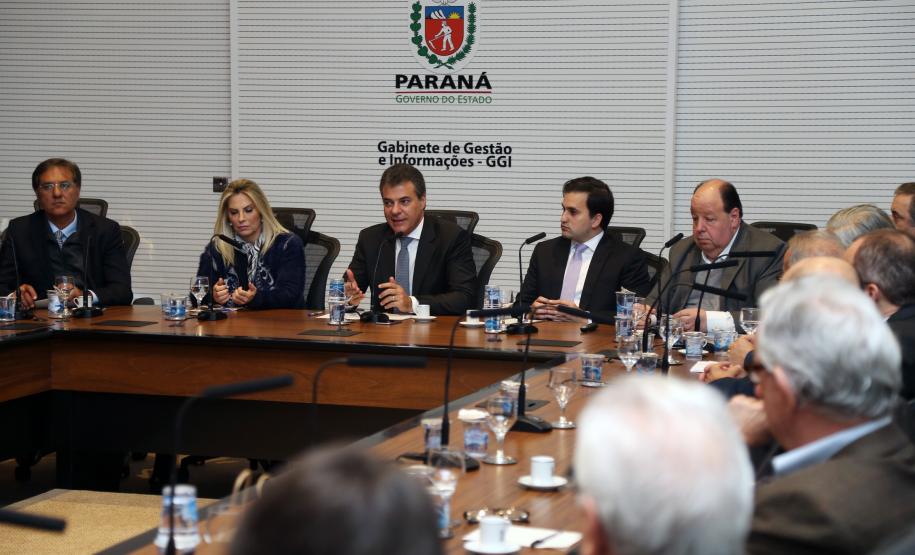 Reunião sobre ferrovias 3 Governador Beto Richa durante reunião de apresentação do Plano de Investimentos da Rumo ALL na malha ferroviária do Paraná.Curitiba, 16/06/2016.Foto: Orlando Kissner/ANPr