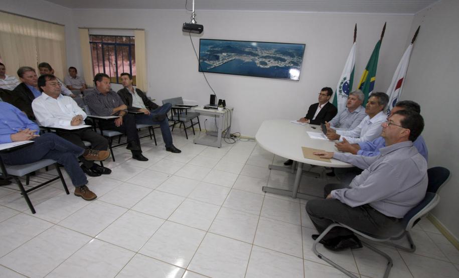 Governo e prefeitos do Oeste discutem projetos para o setor de transportes Governo e prefeitos do Oeste discutem projetos para o setor de transportes