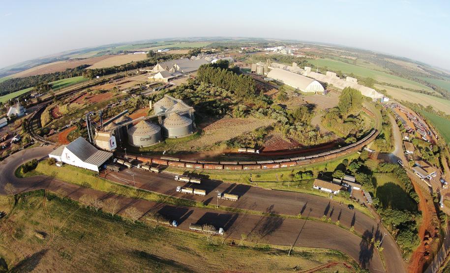 Vista aérea da administração da Ferroeste, com as instalações da Bunge e Coopavel.