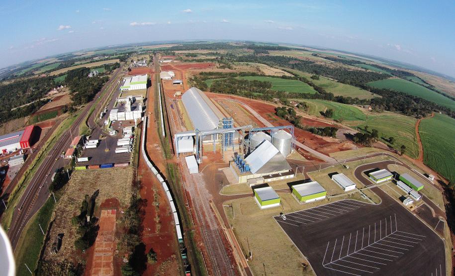 Terminal da Cotriguaçu no complexo da Ferroeste, com movimentação de trens.