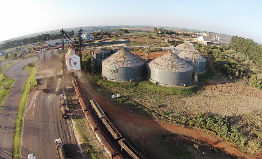 Trens em operação na moega da Ferroeste, ao lado das instalações da Cargil.