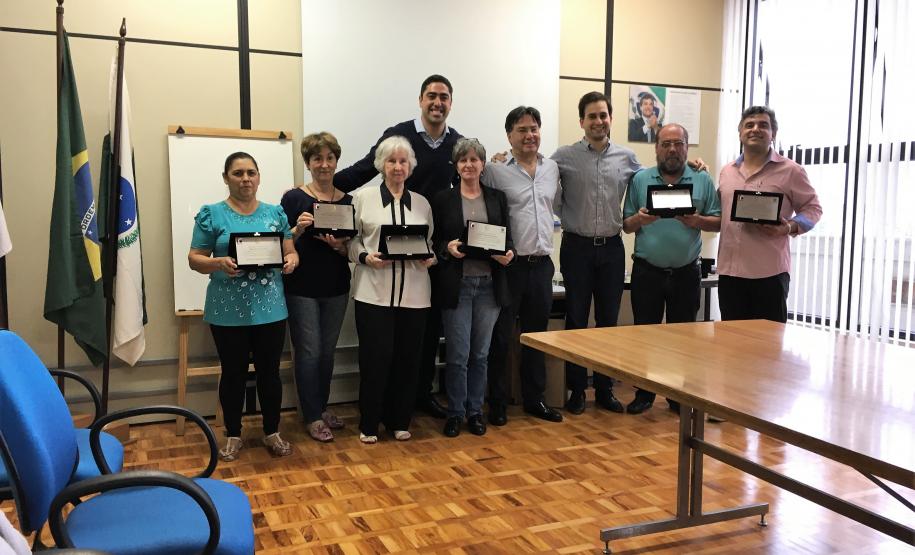 Homenageados, com as placas, juntamente com os diretores