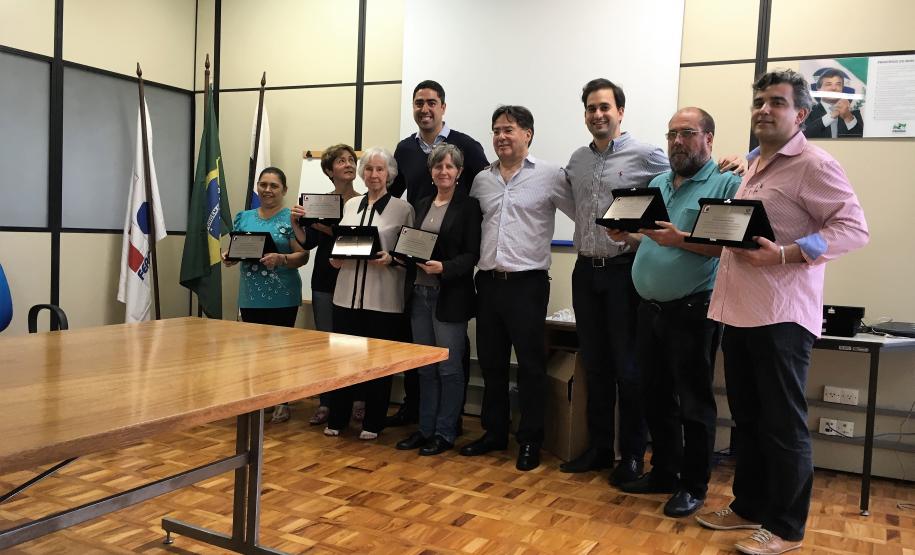 Homenageados, com as placas, juntamente com os diretores.