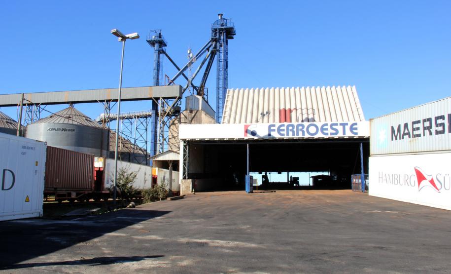 Patio de manobras e carregamento da Ferroeste de Cascavel. Foto Jorge Woll - SEIL/DER