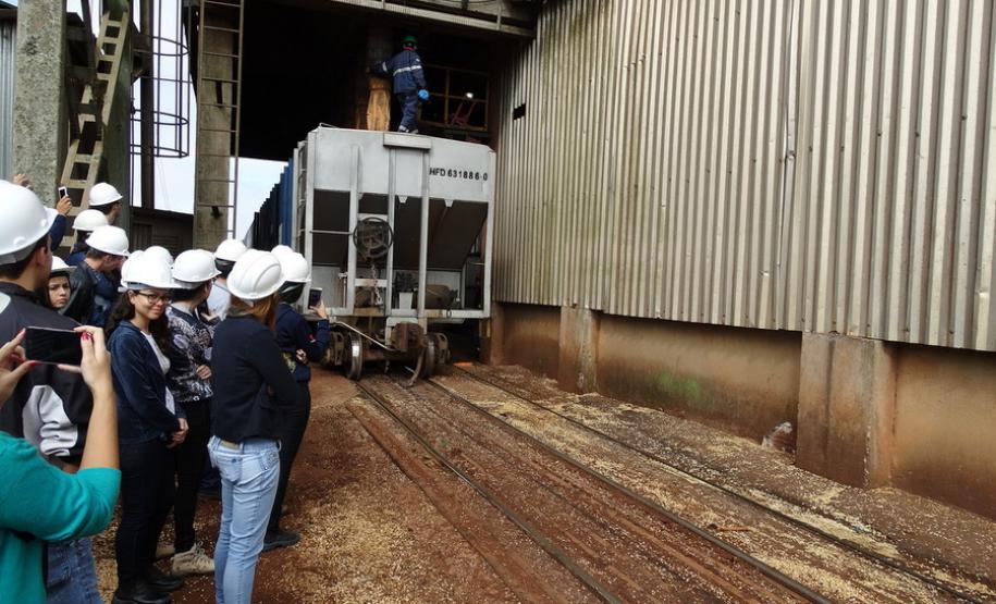 Acadêmicos de Engenharia Civil da Unipar visitam Ferroeste
