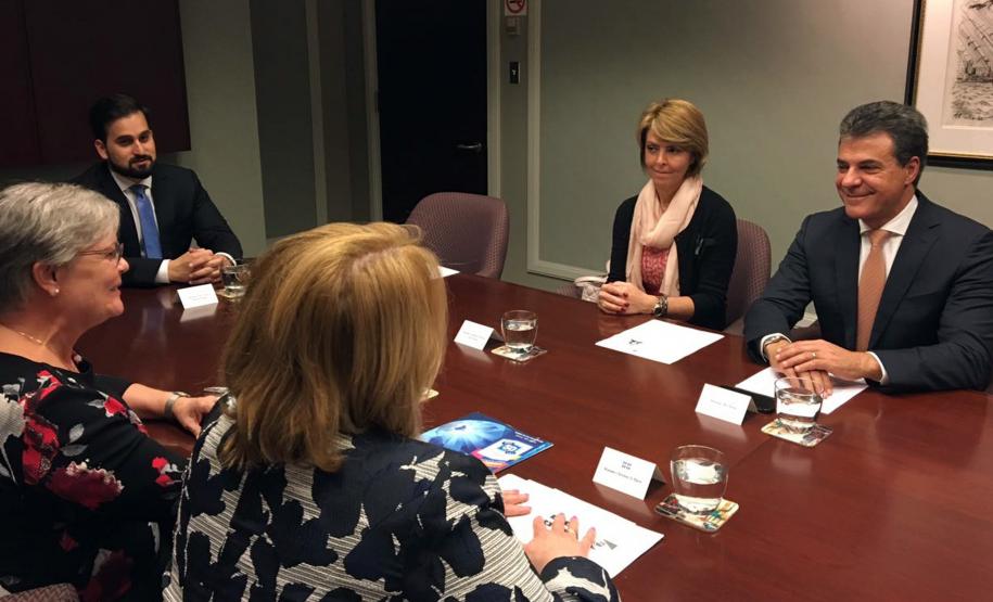 Visita a autoridades canadenses O governador Beto Richa se reuniu nesta quinta-feira (24) em Montreal, no Canadá, com a ministra de Relações Internacionais e Francofonia da província de Quebec, Christine St-Pierre. No encontro, Richa ratificou o acordo geral de cooperação com a região. A proposta visa estabelecer parcerias na área do audiovisual e no ensino de língua francesa no Paraná.Quebéc 24/08/2017.Foto: Divulgação ANPr