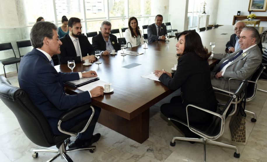 Governador Beto Richa acompanhado pelos deputados Luiz Claudio Romanelli e Alexandre Curi, recebe no gabinete do Palácio Iguaçu a prefeita de Dourados/MS, Délia Godoy Razuk, ex-deputado estadual / MS, Roberto Razuk, secretário de planejamento de Dourados/MS, José Elias Moreira, secretário de infraestrutura do Mato Grosso do Sul, Ednei Marcelo Miglioli, ex-senador, Silvio Name, diretora-geral da secretaria de infraestrutura e logística, Andréa Abrão e o diretor presidente da Ferroeste, João Vicente