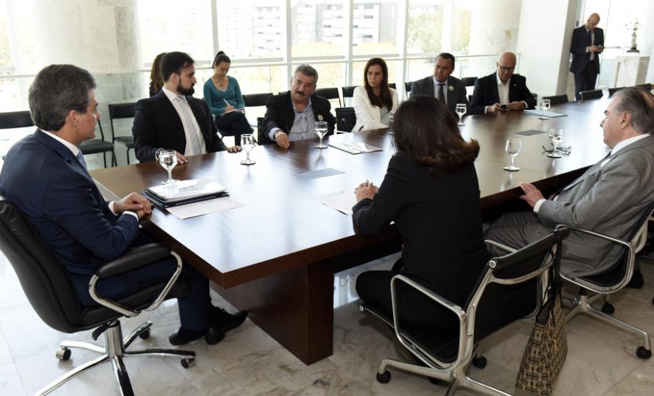 Governador Beto Richa acompanhado pelos deputados Luiz Claudio Romanelli e Alexandre Curi, recebe no gabinete do Palácio Iguaçu a prefeita de Dourados/MS, Délia Godoy Razuk, ex-deputado estadual / MS, Roberto Razuk, secretário de planejamento de Dourados/MS, José Elias Moreira, secretário de infraestrutura do Mato Grosso do Sul, Ednei Marcelo Miglioli, ex-senador, Silvio Name, diretora-geral da secretaria de infraestrutura e logística, Andréa Abrão e o diretor presidente da Ferroeste, João Vicente