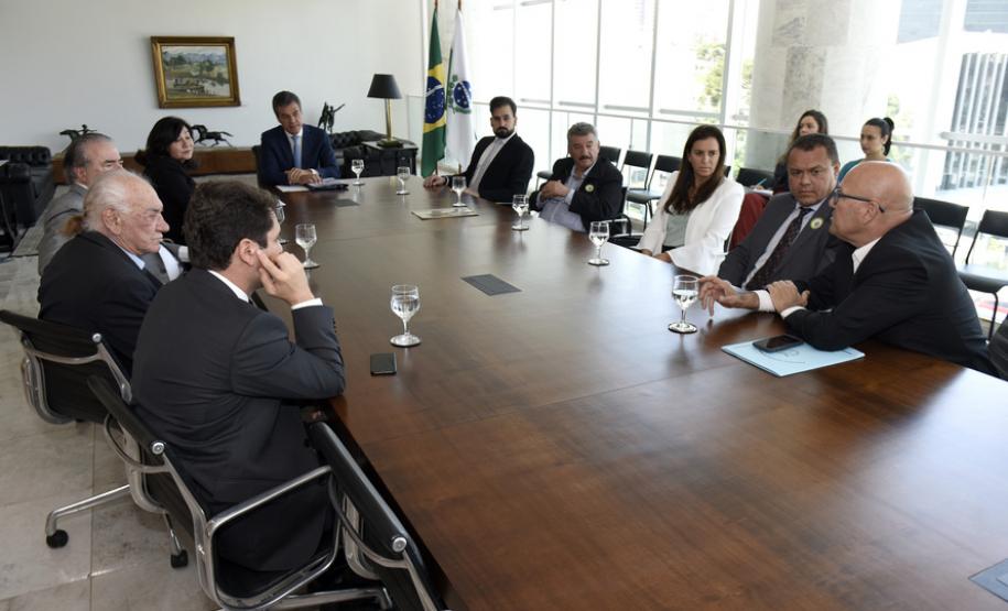 Governador Beto Richa acompanhado pelos deputados Luiz Claudio Romanelli e Alexandre Curi, recebe no gabinete do Palácio Iguaçu a prefeita de Dourados/MS, Délia Godoy Razuk, ex-deputado estadual / MS, Roberto Razuk, secretário de planejamento de Dourados/MS, José Elias Moreira, secretário de infraestrutura do Mato Grosso do Sul, Ednei Marcelo Miglioli, ex-senador, Silvio Name, diretora-geral da secretaria de infraestrutura e logística, Andréa Abrão e o diretor presidente da Ferroeste, João Vicente