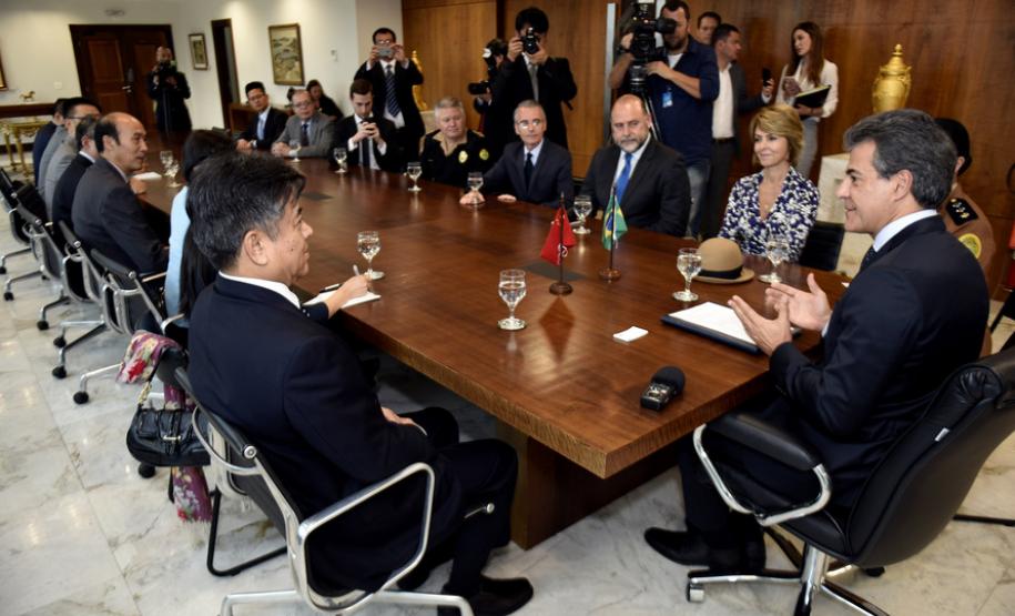 Governador Beto Richa, acompanhado pela, secretaria da Familia e Desenvolvimento Social, Fernada Richa, secretário de Infraestrutura e Logística, José Richa Filho, secretário da Cultura, João Luiz Fiani e demais autoridades, recebe no gabinete do Palácio Iguaçu o embaixador da China, Li Jinzhang, cônsul-geral da China em São Paulo, Chen Peijie e delegação.Curitiba, 29/09/2017Foto: Ricardo Almeida  ANPr