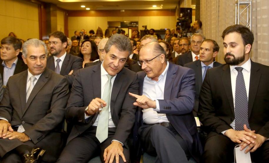 O governador Beto Richa apresentou nesta terça-feira (28), em São Paulo, a proposta de uma nova estrada para facilitar o escoamento da produção agrícola do Centro-Oeste brasileiro pelo Porto de Paranaguá. Os governadores de São Paulo, Geraldo Alckmin, e do Mato Grosso do Sul, Reinaldo Azambuja, também participaram do evento. São Paulo, 28/11/2017.Foto: Jaelson Lucas/ANPr