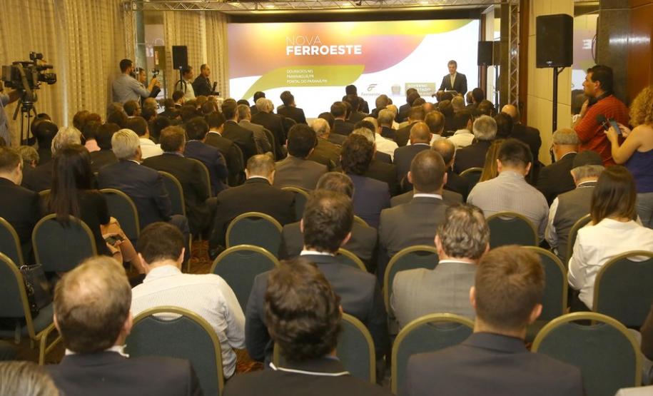 O governador Beto Richa apresentou nesta terça-feira (28), em São Paulo, a proposta de uma nova estrada para facilitar o escoamento da produção agrícola do Centro-Oeste brasileiro pelo Porto de Paranaguá. Os governadores de São Paulo, Geraldo Alckmin, e do Mato Grosso do Sul, Reinaldo Azambuja, também participaram do evento. São Paulo, 28/11/2017.Foto: Jaelson Lucas/ANPr