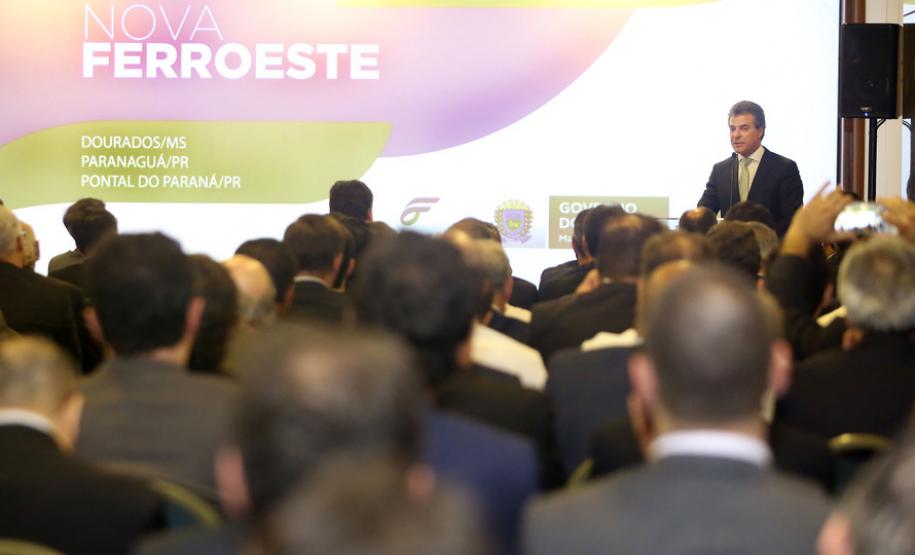 O governador Beto Richa apresentou nesta terça-feira (28), em São Paulo, a proposta de uma nova estrada para facilitar o escoamento da produção agrícola do Centro-Oeste brasileiro pelo Porto de Paranaguá. Os governadores de São Paulo, Geraldo Alckmin, e do Mato Grosso do Sul, Reinaldo Azambuja, também participaram do evento. São Paulo, 28/11/2017.Foto: Jaelson Lucas/ANPr