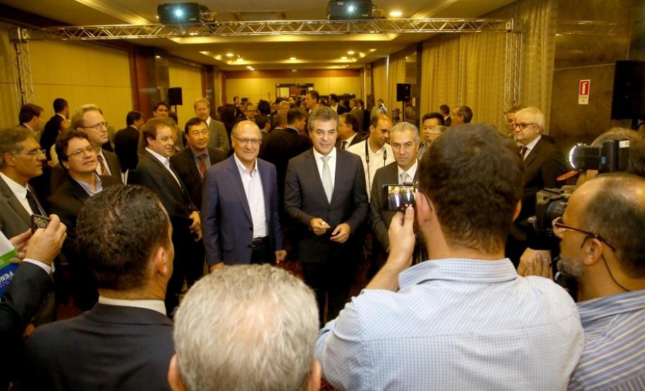 O governador Beto Richa apresentou nesta terça-feira (28), em São Paulo, a proposta de uma nova estrada para facilitar o escoamento da produção agrícola do Centro-Oeste brasileiro pelo Porto de Paranaguá. Os governadores de São Paulo, Geraldo Alckmin, e do Mato Grosso do Sul, Reinaldo Azambuja, também participaram do evento. São Paulo, 28/11/2017.Foto: Jaelson Lucas/ANPr