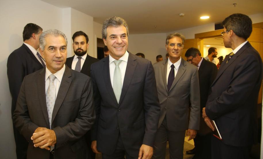 O governador Beto Richa apresentou nesta terça-feira (28), em São Paulo, a proposta de uma nova estrada para facilitar o escoamento da produção agrícola do Centro-Oeste brasileiro pelo Porto de Paranaguá. Os governadores de São Paulo, Geraldo Alckmin, e do Mato Grosso do Sul, Reinaldo Azambuja, também participaram do evento. São Paulo, 28/11/2017.Foto: Jaelson Lucas/ANPr