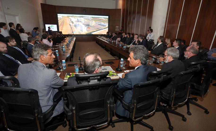 Governador Beto Richa assina com representantes do Banco Internacional para Reconstrução e Desenvolvimento ?BIRD-, termo de abertura dos trabalhos para a realização dos estudos de viabilidade técnica, econômica, financeira, jurídica e ambiental do Projeto Nova Ferrovia. Participaram os secretários José Richa Filho (Infraestrutura); Juraci Barbosa Sobrinho (Planejamento); Fernando Ghignone (Administração) e demais autoridades.Curitiba, 21/03/2018.Foto: Orlando Kissner/ANPr
