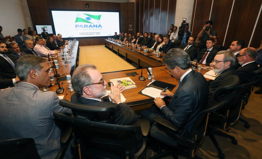 Governador Beto Richa assina com representantes do Banco Internacional para Reconstrução e Desenvolvimento ?BIRD-, termo de abertura dos trabalhos para a realização dos estudos de viabilidade técnica, econômica, financeira, jurídica e ambiental do Projeto Nova Ferrovia. Participaram os secretários José Richa Filho (Infraestrutura); Juraci Barbosa Sobrinho (Planejamento); Fernando Ghignone (Administração) e demais autoridades.Curitiba, 21/03/2018.Foto: Orlando Kissner/ANPr