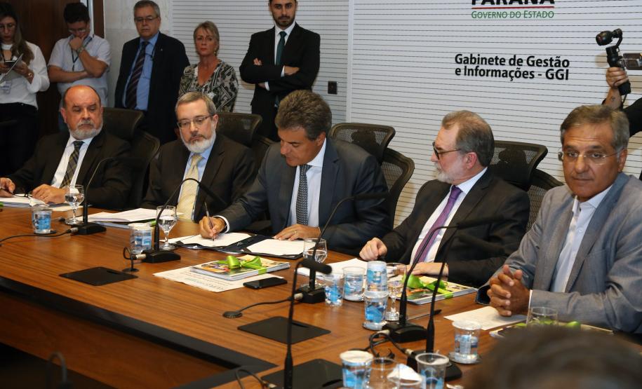 Governador Beto Richa assina com representantes do Banco Internacional para Reconstrução e Desenvolvimento ?BIRD-, termo de abertura dos trabalhos para a realização dos estudos de viabilidade técnica, econômica, financeira, jurídica e ambiental do Projeto Nova Ferrovia. Participaram os secretários José Richa Filho (Infraestrutura); Juraci Barbosa Sobrinho (Planejamento); Fernando Ghignone (Administração) e demais autoridades.Curitiba, 21/03/2018.Foto: Orlando Kissner/ANPr