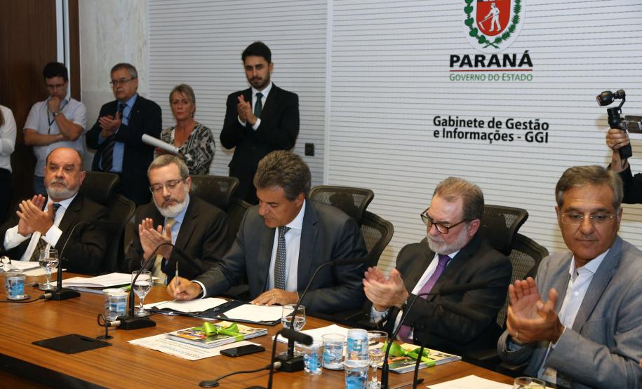 Governador Beto Richa assina com representantes do Banco Internacional para Reconstrução e Desenvolvimento ?BIRD-, termo de abertura dos trabalhos para a realização dos estudos de viabilidade técnica, econômica, financeira, jurídica e ambiental do Projeto Nova Ferrovia. Participaram os secretários José Richa Filho (Infraestrutura); Juraci Barbosa Sobrinho (Planejamento); Fernando Ghignone (Administração) e demais autoridades.Curitiba, 21/03/2018.Foto: Orlando Kissner/ANPr